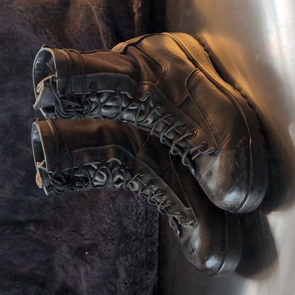 GORE-TEX Black High-Top Boots for Rugged Terrain